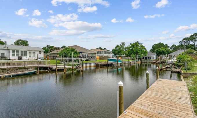 Gulf Breeze House | Cozy Octagon Bungalow, Sleeps 6, 15 mins to Beach