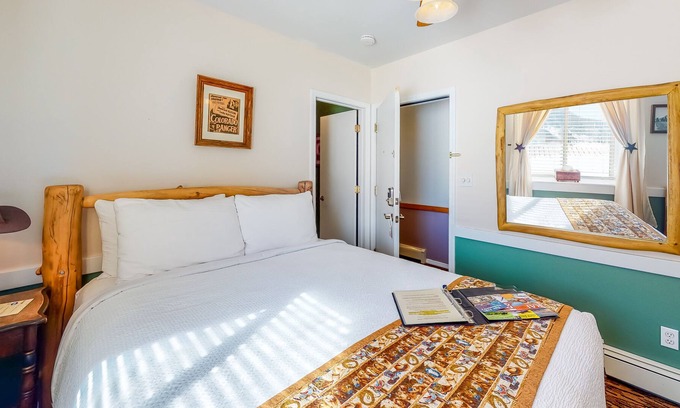 Silverton Apartment | Cozy Old West Themed Hotel Suite With Queen Bed, Free High-Speed WiFi, Cable TV