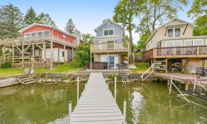 Sennett House | Cozy on Cayuga | Lakefront | Hot Tub | Fire Pit