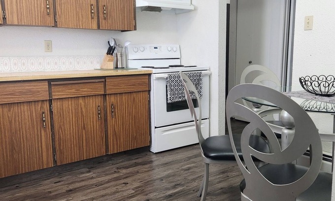 Red Deer Apartment | Cozy One Bedroom Apartment With Balcony Near Red Deer Hospital! Free Laundry.