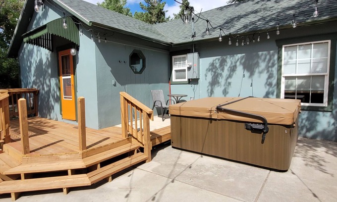 Gillette House | Cozy One Bedroom Cottage Getaway!