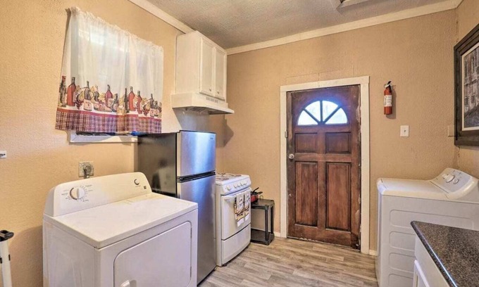 Broadmoor House | Cozy one Bedroom Summ
