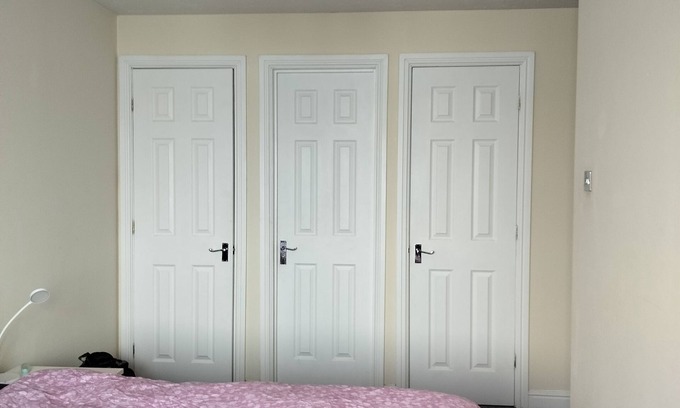 Liverpool Apartment | Cozy one ensuite bedroom shared in the flat of 3 bedrooms with water front view.