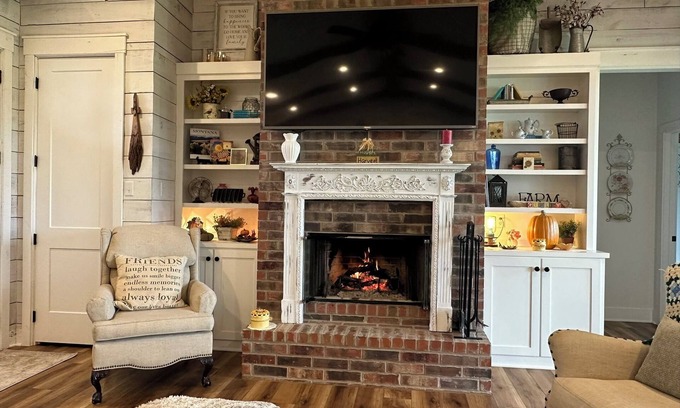 Eustace House | Cozy Peaceful Country Farmhouse close to Antiques - 12 mins to First Monday