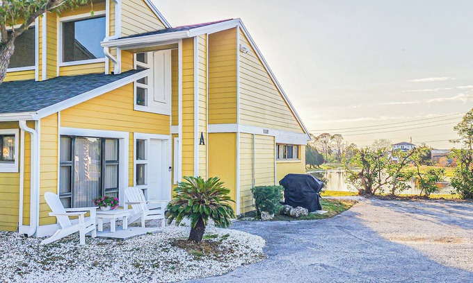 Seminole House | Cozy , Pet Friendly 2 Bedroom/1 Bathroom, Just 5 minutes from the Beach!