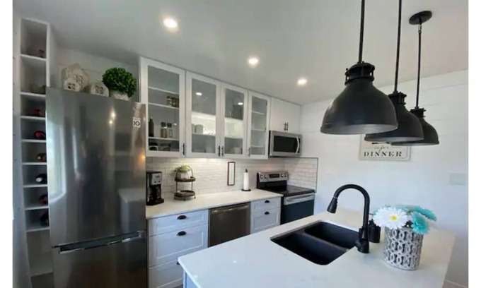 Prince George House | Cozy Pet Friendly Farmhouse Style Near Hospital