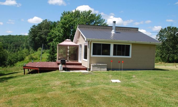 Guerin Cottage | Cozy & Pet-friendly Lakefront Cottage
