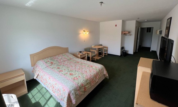 Red Bud Bed & Breakfast | Cozy Petite Queen Suite with Free Breakfast!