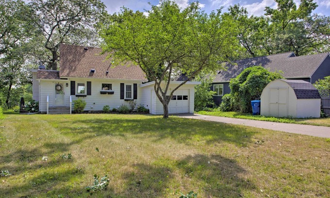 Plymouth Cottage | Cozy Plymouth Cottage w/Medicine Lake View!