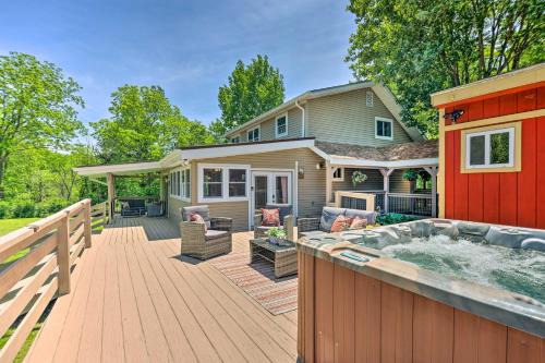 Albrightsville House | Cozy Poconos Cottage with Hot Tub Near Lake Harmony!