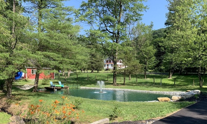 Pequea House | Cozy pond paradise