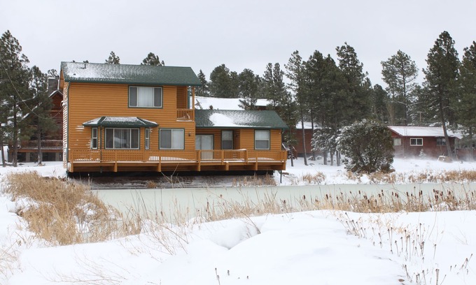 Pinetop-Lakeside Cabin | Cozy Pond-side Cabin