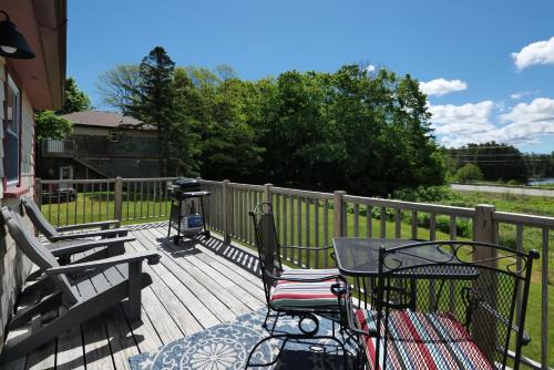 Salsbury Cove House | Cozy Pond Side Cottage in Bar Harbor! [The Nook]