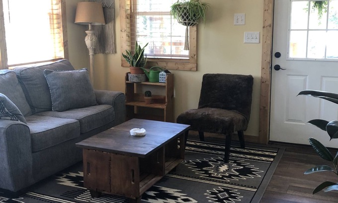 London Apartment | Cozy, private, apartment! 10 minutes to Lake Dardanelle and 5 minutes ANO!