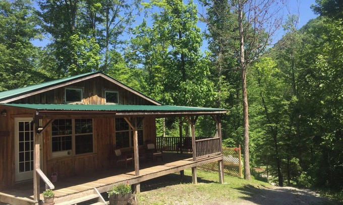 Irvine Cabin | Cozy private Cabin Farm stay with WiFi in Irvine