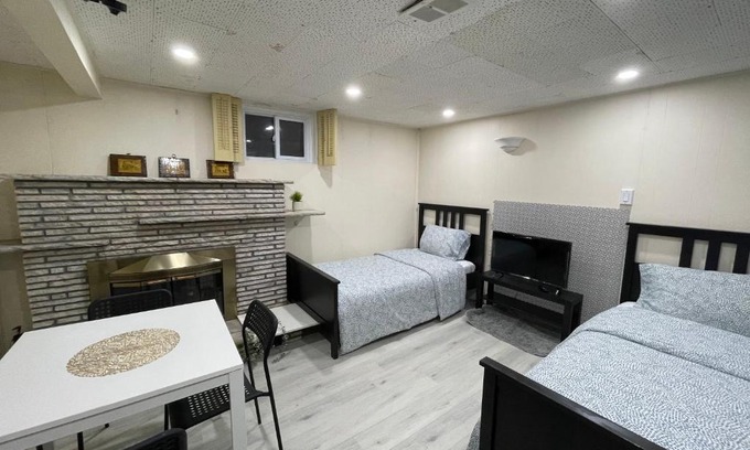 Scarborough House | Cozy Private Guest Suite 2Rooms 2Beds 1 bath 1 Kitchenette near all amenities in Lower Unit of a house