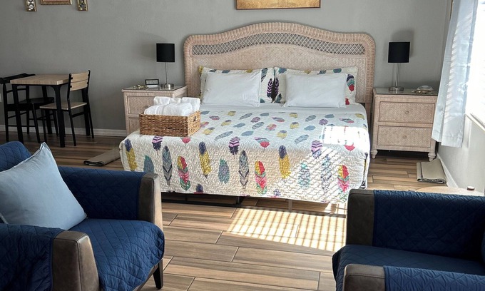 Spring Hill Apartment | Cozy Private King Studio w Large Driveway Free Wi-Fi Kitchenette Self CheckIn
