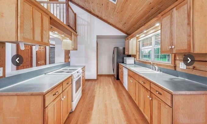 Navasota Cabin | Cozy private room in charming cabin on 20 acre farm