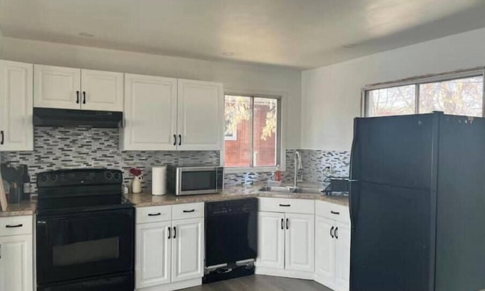 Northwest Edmonton Apartment | Cozy Private Room Main Floor Dedicated WorkSpace