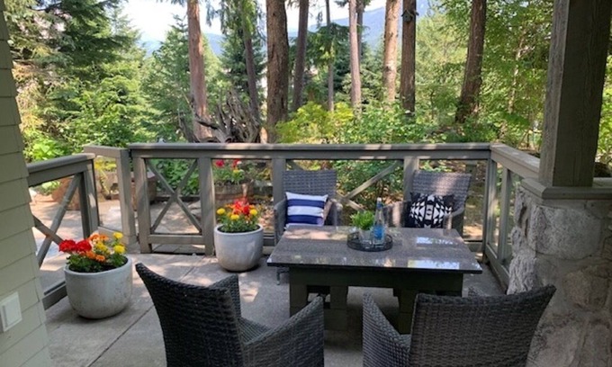 Blueberry Hill House | Cozy, private Whistler townhome -2 min drive from the heart of whistler village!