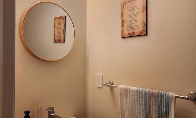 Lawrence Heights Hotel | Cozy Property in Toronto with Free Parking-WIFI, steps away from subway station