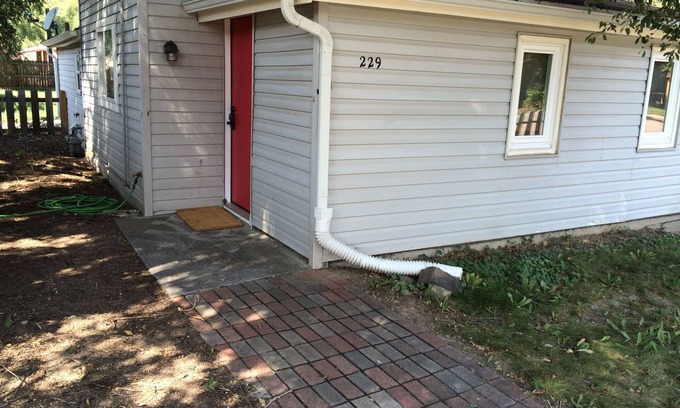 Buckingham Cottage | Cozy, Quaint, And Convenient Old Town Cottage