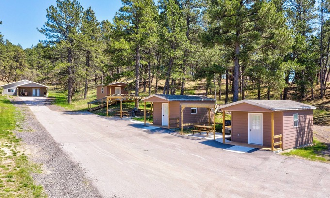 Crook County Cabin | Cozy queen bed cabin with WiFi, fitness room in enchanting Aladdin