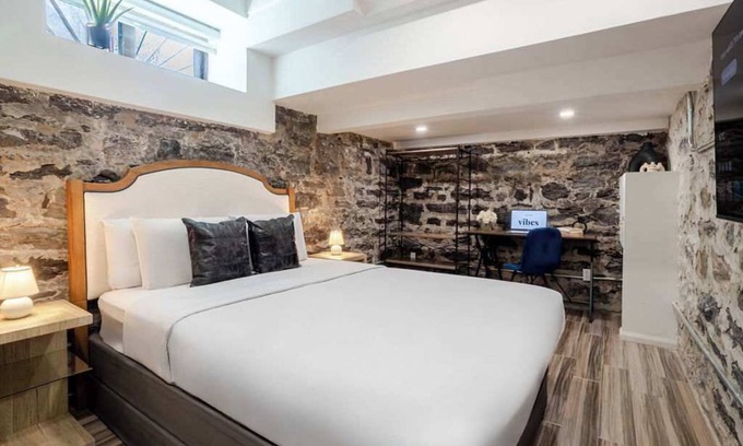 Gay Village Hotel | Cozy Queen– MTL Comfort YD9