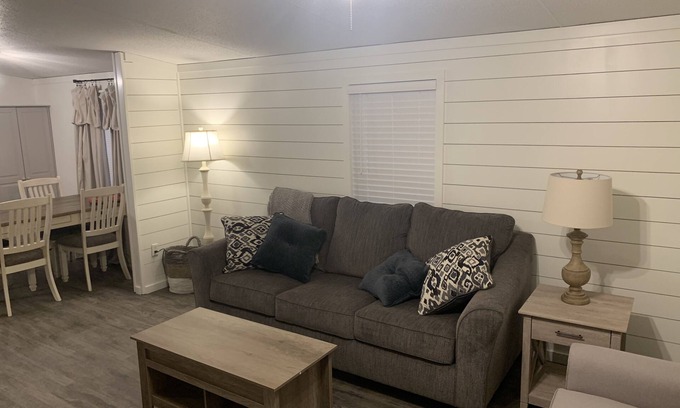 Leesville House | Cozy, Quiet 3B/2bath with large yard- SLEEPS 8! Just minutes from Fort Polk