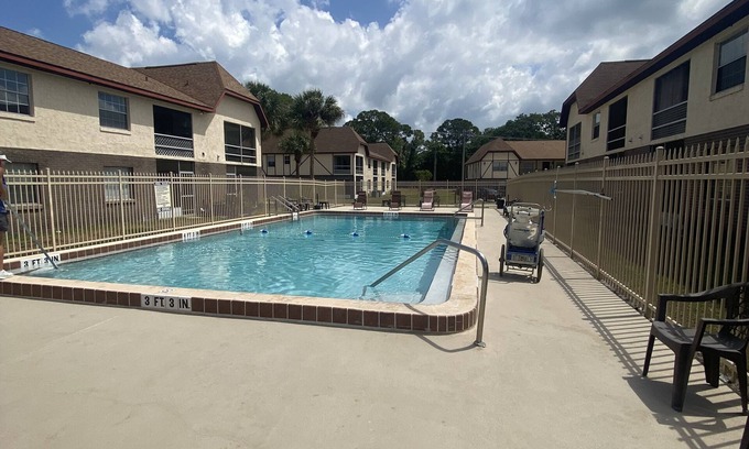 Colonial Heights Apartment | Cozy, quiet apartment with pool! In historic down town area.