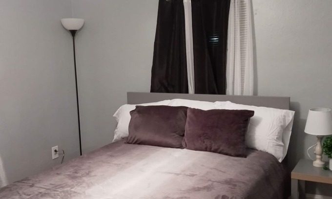 University City House | Cozy, quiet,clean home settings