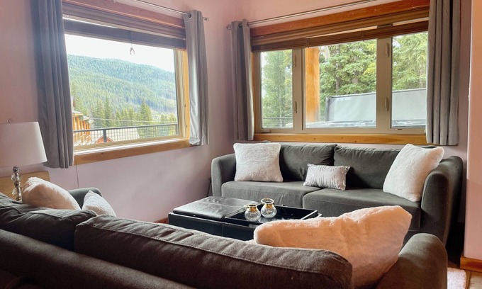 Okanagan-Similkameen Condo | Cozy, quiet forest retreat with private hot tub and valley views