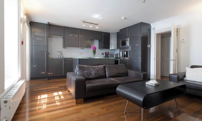 London City Centre Apartment | Cozy quiet stylish apartment in central London near Trafalgar Square