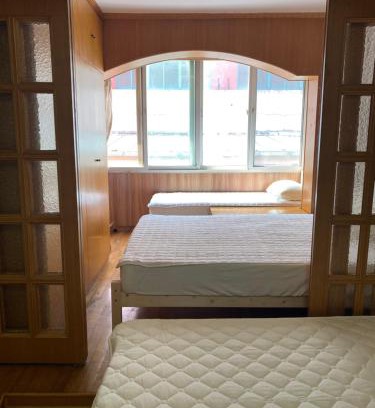 Wujiaochang Apartment | Cozy Quiet Traditional Chinese double Room in Central Shanghai Near Hongqiao Pud'ong Airports Sleeps up to 1-5