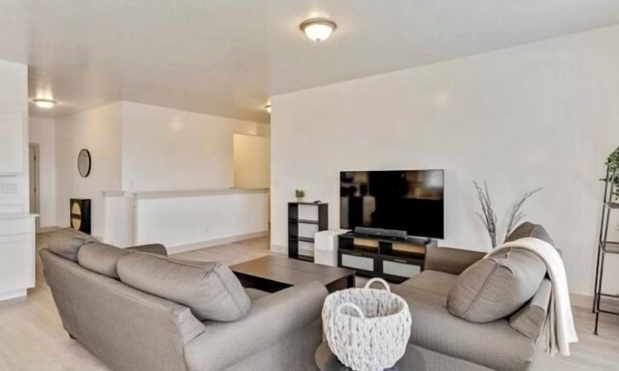 Utah County House | Cozy Rambler with Beautiful Mountains Views! Sleeps 7