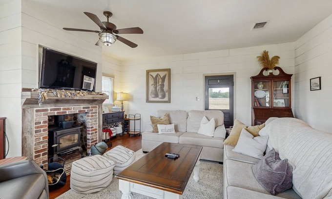 Fredericksburg House | Cozy ranch home w/full kitchen, living room, hot tub, pet-friendly & fireplace