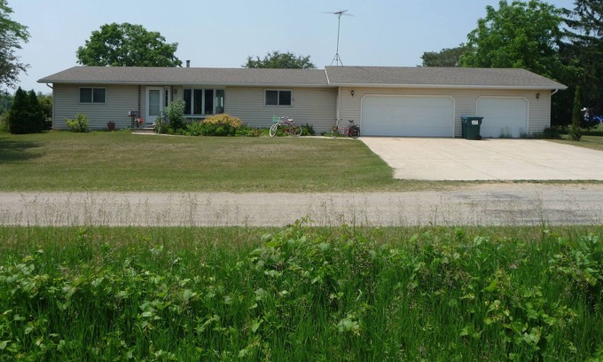 Larsen House | Cozy ranch home with quick, easy access to EAA, Oshkosh and Appleton airports.