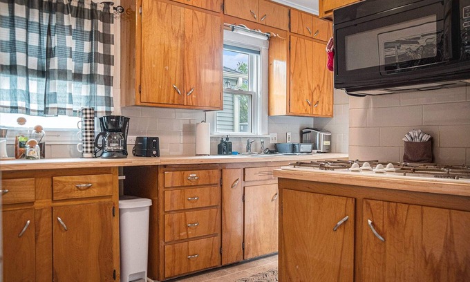 Benson House | Cozy Raven Cottage w/Hot Tub & Near Downtown!