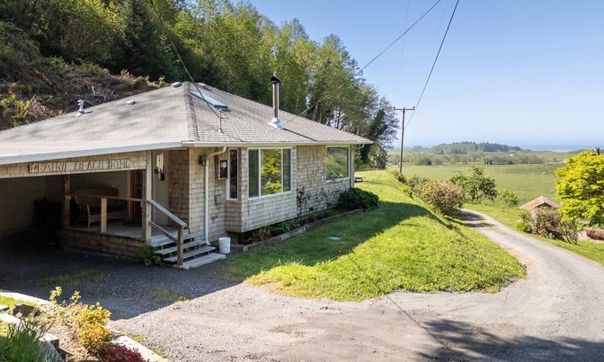 Orick House | Cozy Redwood Escape, Fire pit, Ocean Views and 5-10 minutes from old growth redwood hiking trails.