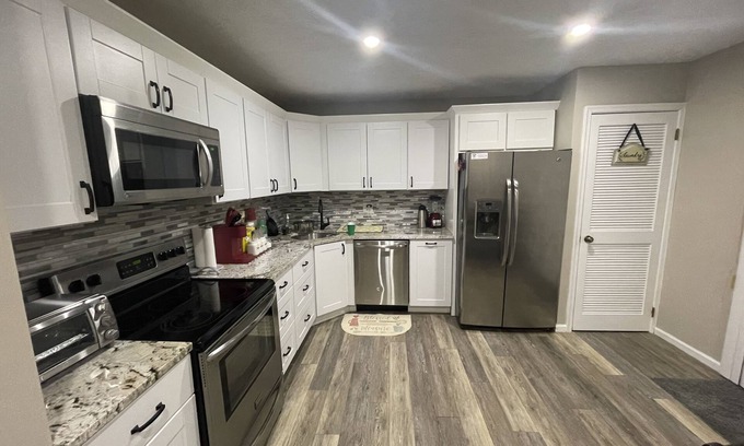Gouldsboro House | Cozy, Relaxing, Getaway house in Big Bass community Poconos-3 mins walk to lake