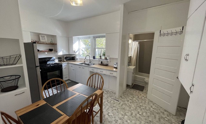 Des Moines Apartment | Cozy remodeled 1 bedroom near Drake U and downtown