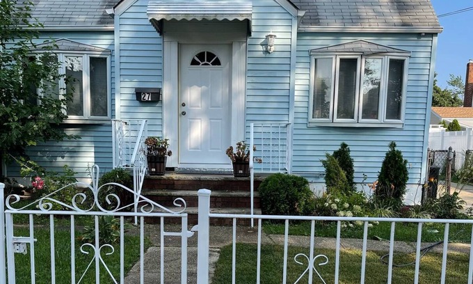 Floral Park House | COZY REST 3BDRM HOME AWAY FROM HOME W/DECK
