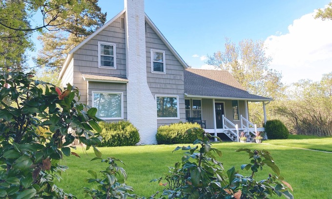 Spokane House | Cozy restored farmhouse on the river! Hot tub, wildlife, trails!