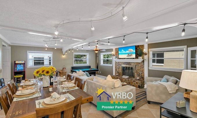 Melbourne House | Cozy Retreat 5⭐ Location | Hot Tub | Game Room | Splash Pool & Water Slide