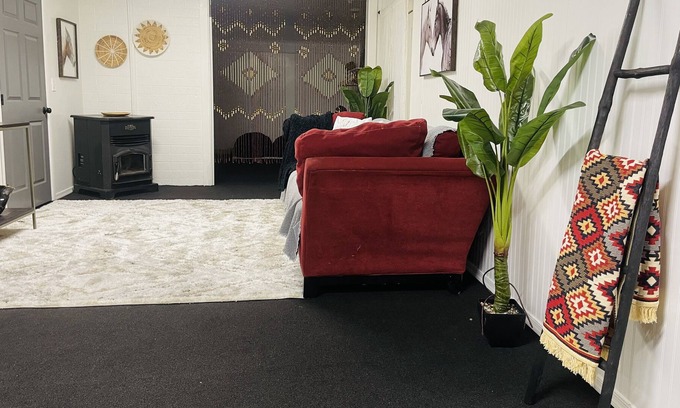 Christopher Creek Apartment | Cozy retreat & a walk to the creek!