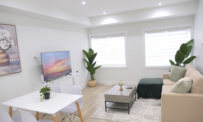 Rutland House | Cozy Retreat In Kelowna Townhome, Pet Friendly!
