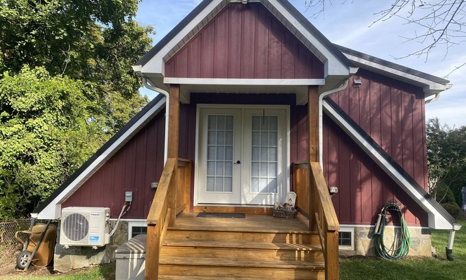 Round Hill Apartment | Cozy retreat in the heart of wine country, 5 minutes from the Appalachian trail!