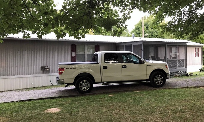 Wolf Creek Cabin | Cozy Retreat Lake of Egypt nScreened-in deck and boat dock.nRENT 3 NIGHTS GET 1n