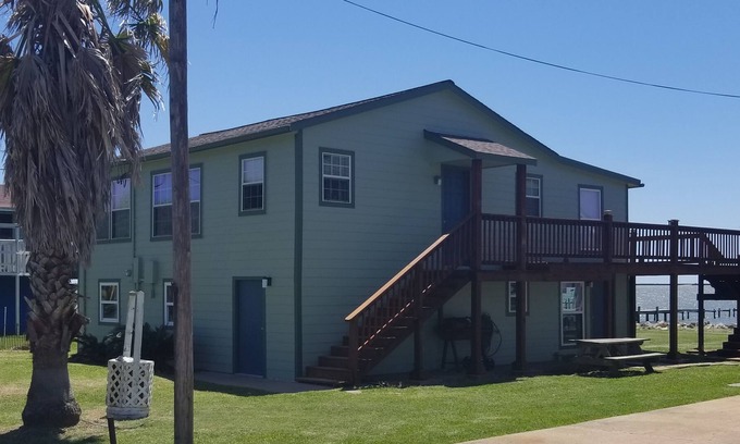 Palacios House | Cozy Retreat On Matagorda Bay with 360' Lighted Pier. Fishing