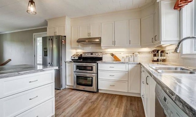 Namur Cottage | Cozy Retreat on route to Mont-Tremblant! Fronting Riviere Rouge! (Pet-Friendly)